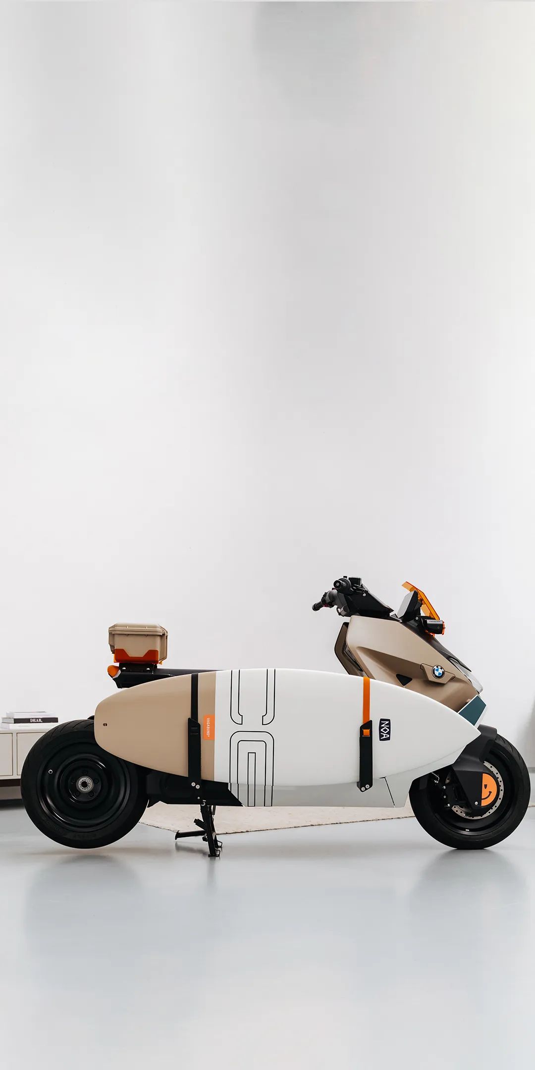 宝马联名概念电动摩托车，可外挂冲浪板