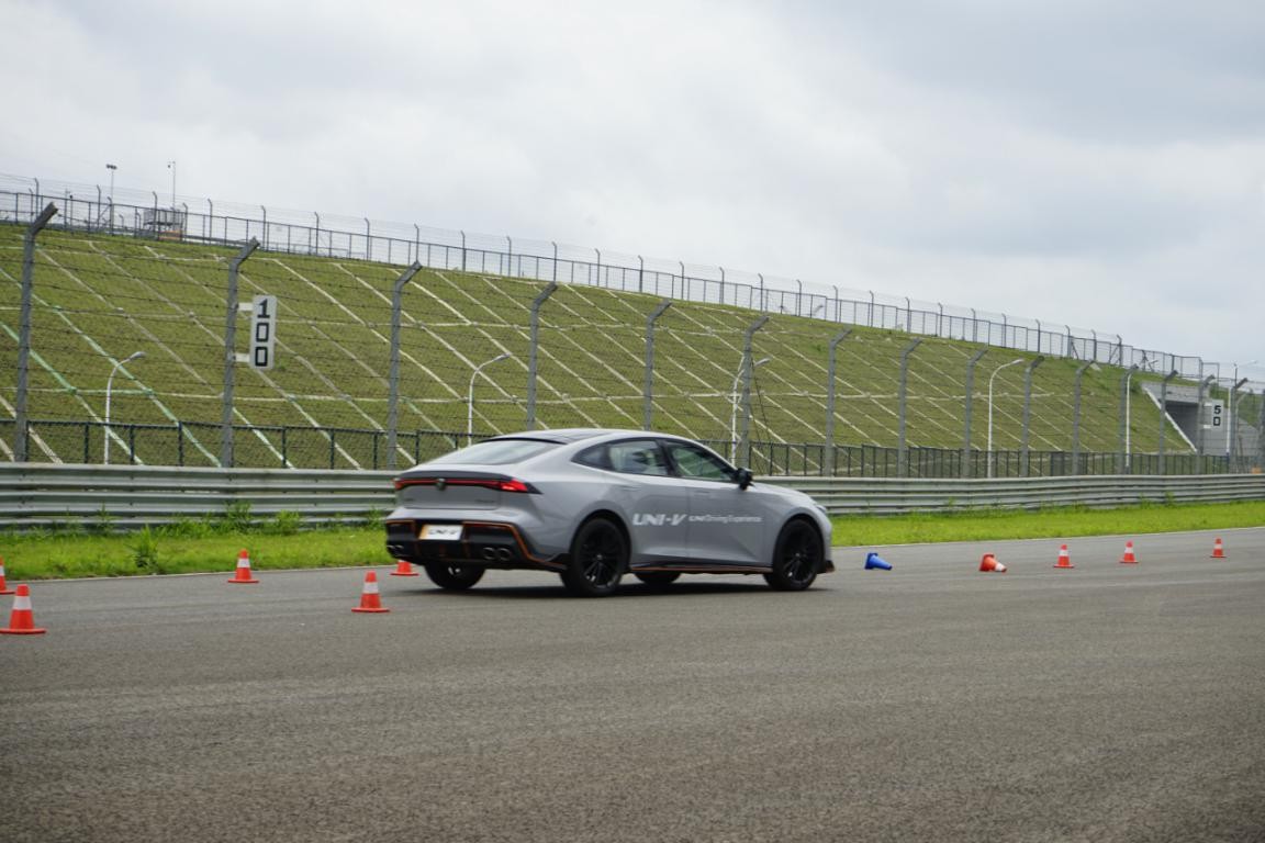 全新长安uni-v实车试驾,长安轿跑uni-v