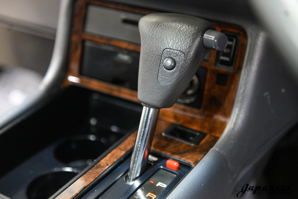 丰田hiace商务车图片,丰田面包车hiace到底好在哪里