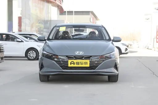 现代终究还是稳不住！一口气降价2.3万，油耗5.3L，带你看伊兰特