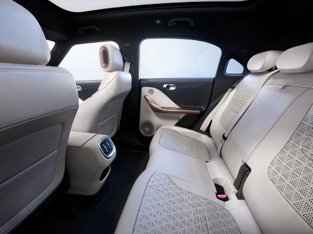 奔驰smart精灵1号400公里续航,奔驰smart精灵和海豚对比