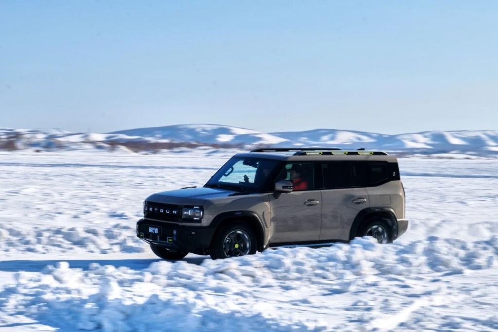 捷途旅行者雪山银悬浮黑顶,捷途旅行者雪山银沉浸式
