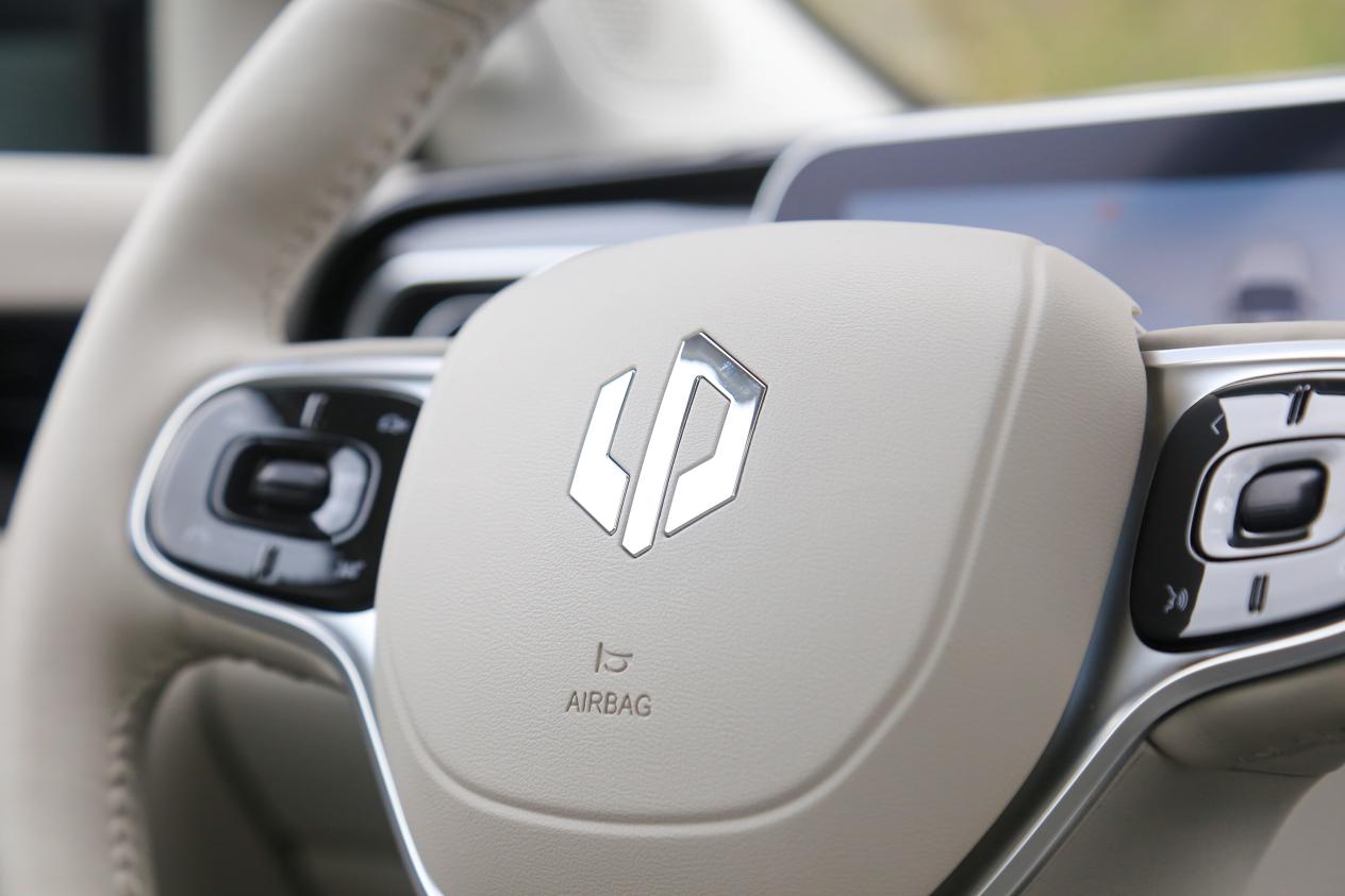 2023入门版c01和c11哪个值得买,零跑c01最新款试驾