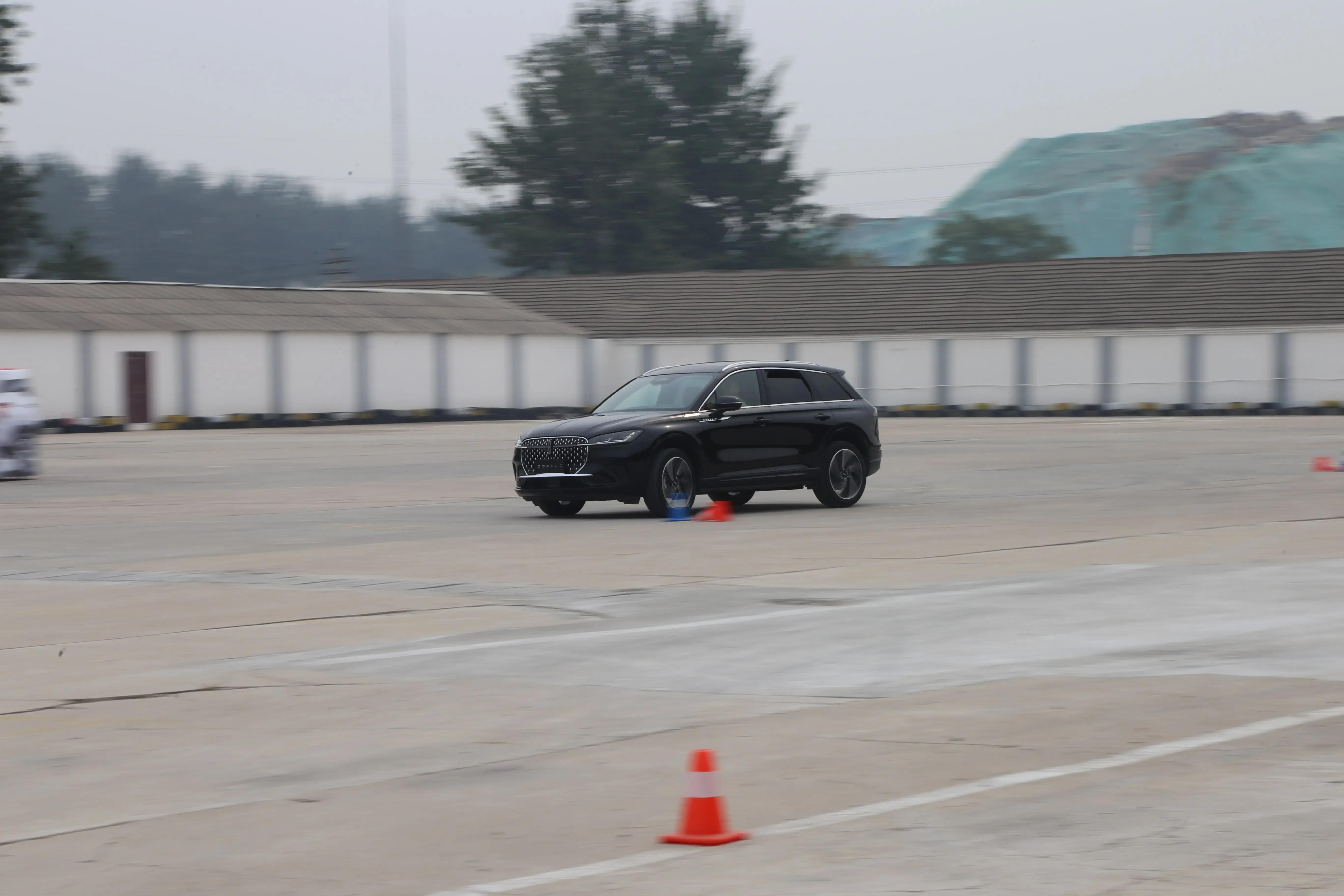 试驾全新林肯冒险家视频,林肯冒险家试驾和福特的锐际对比