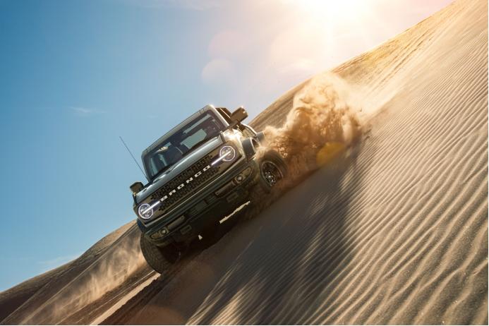 福特新bronco跟牧马人越野视频,福特硬派越野车bronco平行进口