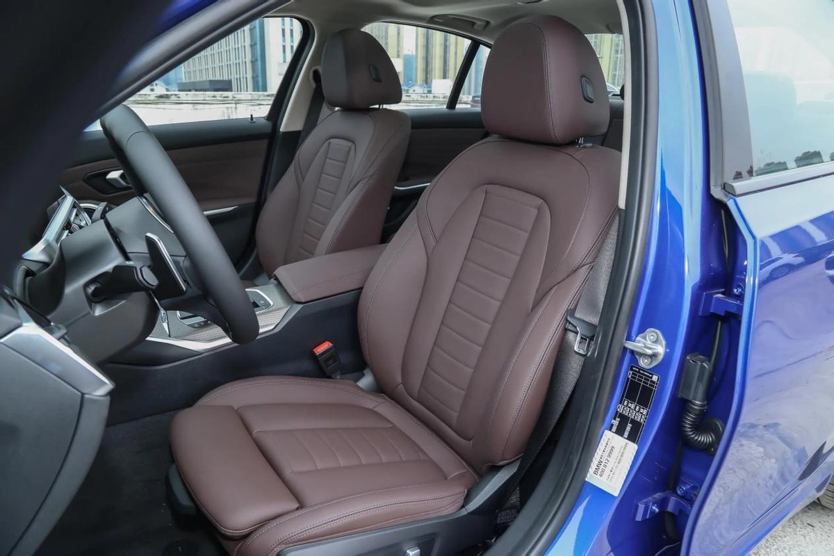 讲解一下最新款宝马325,宝马325标轴耀夜版空间表现