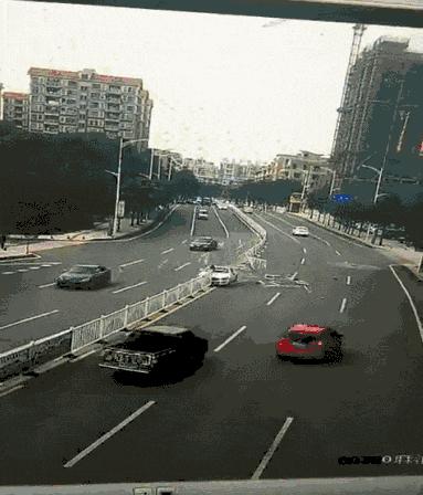 驾车撞到路边护栏属于什么事故,宁愿撞车也不要撞护栏新闻