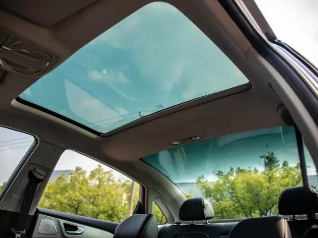 天幕+大空间+14.3英寸屏，荣威i6MAX称得上A+级轿车杠把子