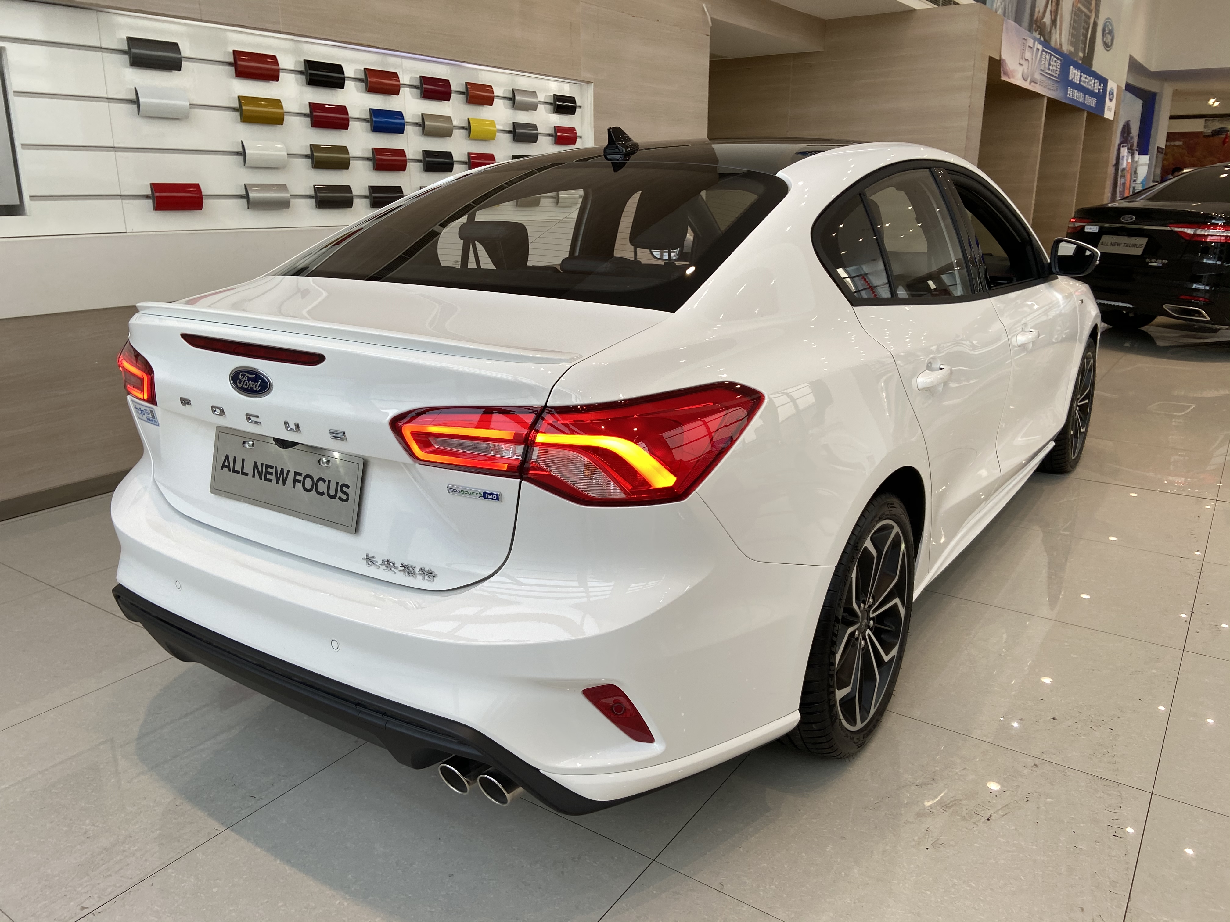 颜值在线的美式“钢炮”！运动属性拉满，实拍长安福特福克斯