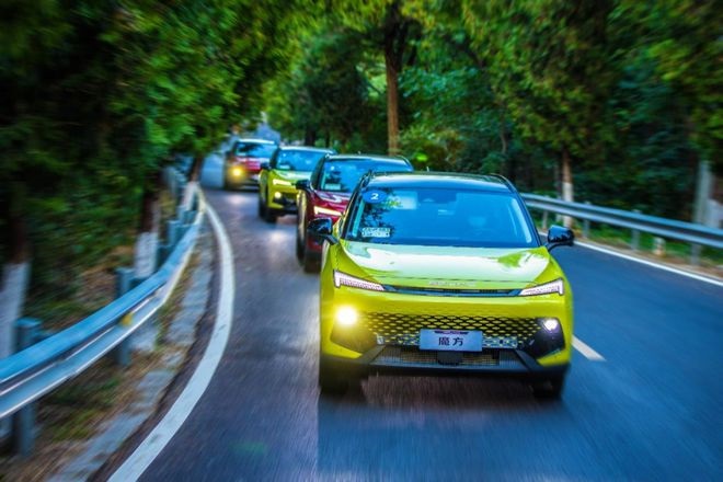 北汽魔方1.5t星耀版,北汽鸿蒙燃油车