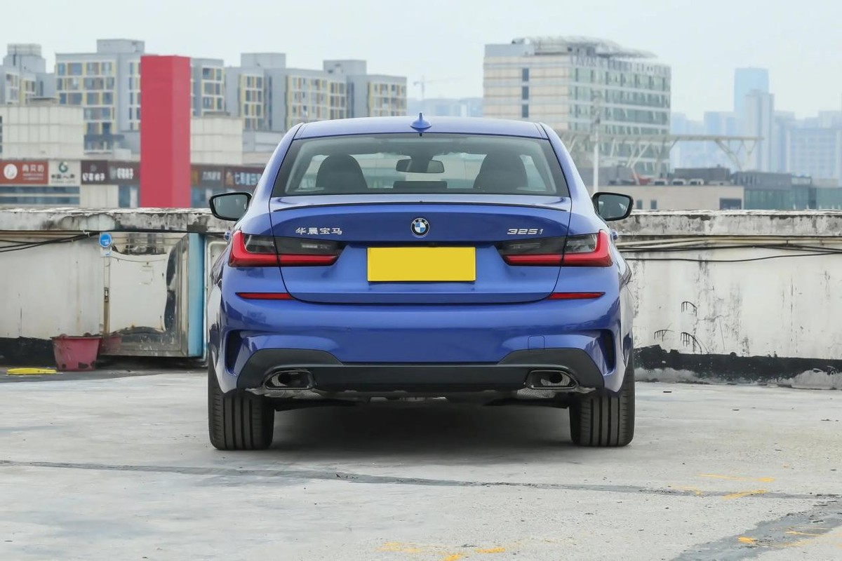 讲解一下最新款宝马325,宝马325标轴耀夜版空间表现