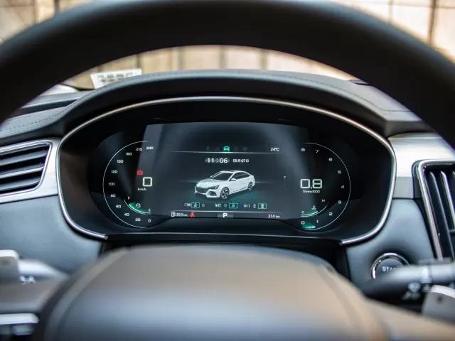 天幕+大空间+14.3英寸屏，荣威i6MAX称得上A+级轿车杠把子