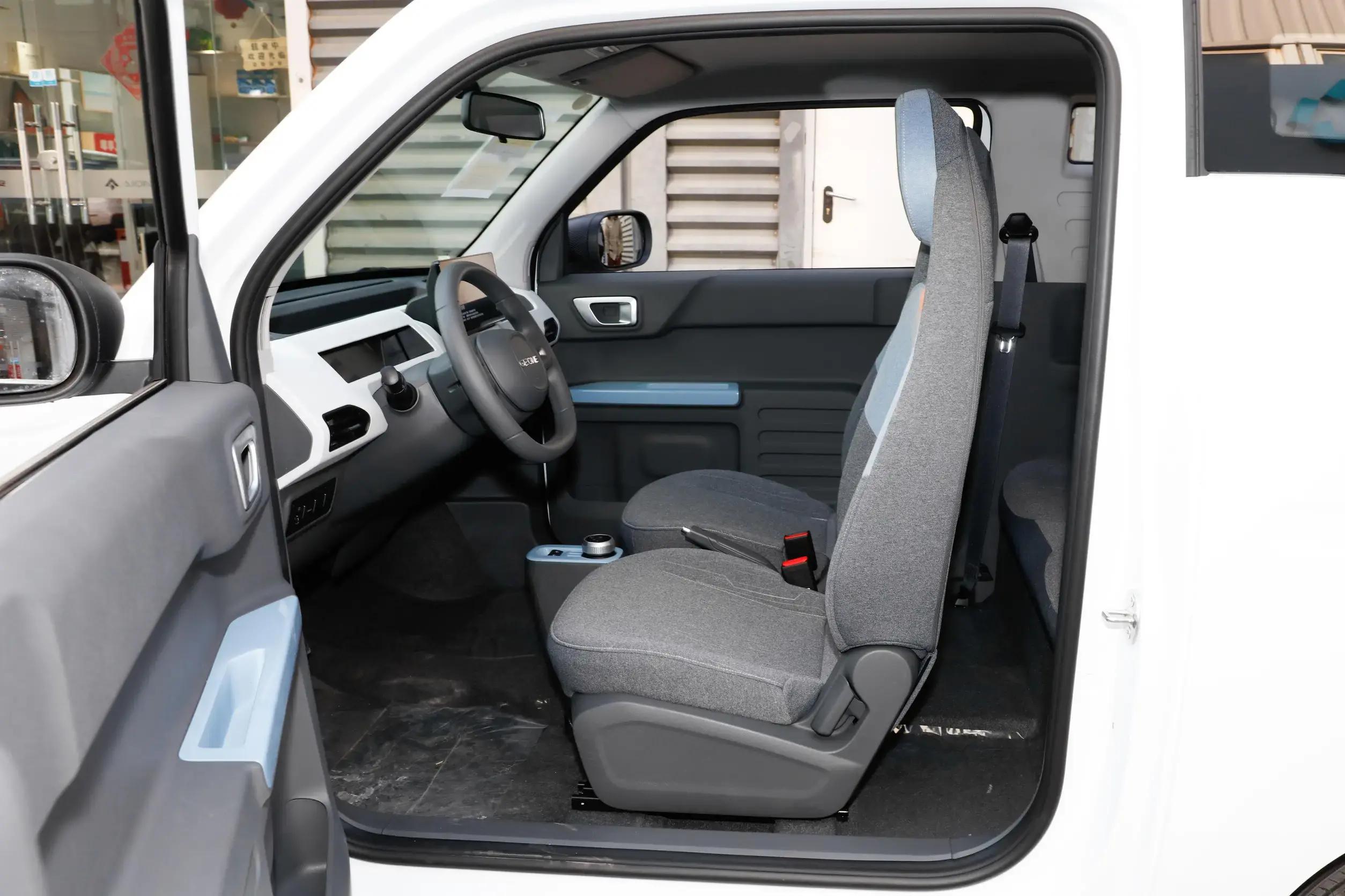 吉利熊猫mini落地价格,吉利熊猫和五菱宏光mini哪个大