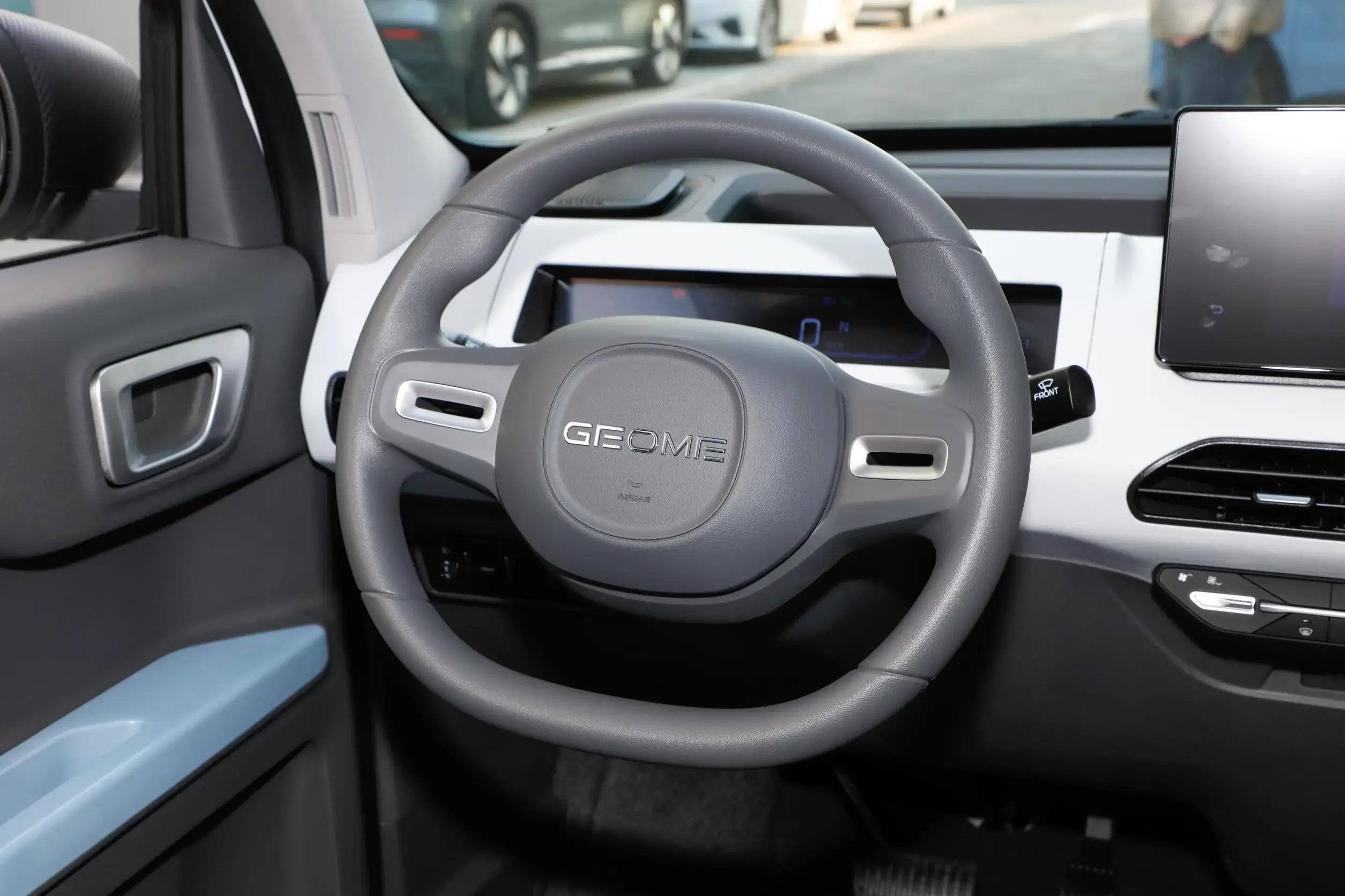 吉利熊猫和五菱宏光mini哪个大,吉利熊猫mini电动车价格