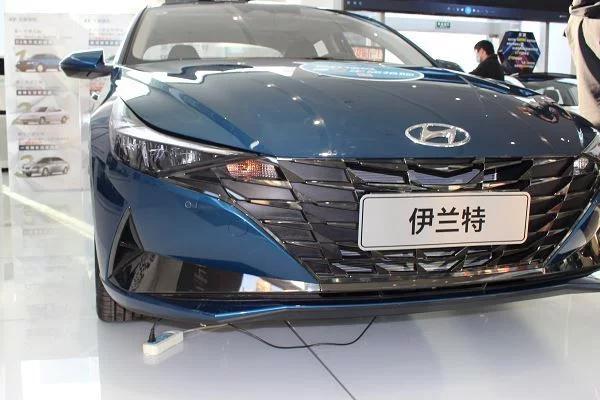 怪不得销量这么好!实用耐看还省油,油耗5.2L,带你看现代伊兰特