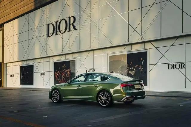 奥迪a53.0t,2019款奥迪a5sportback战斗绿街拍