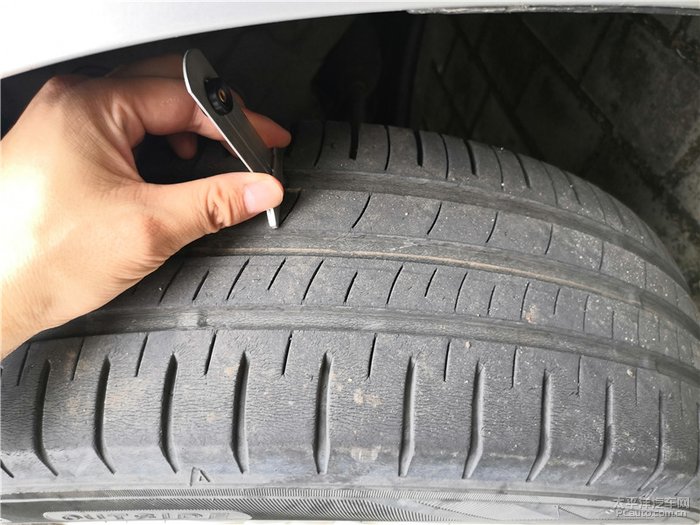 轮胎9年了才跑3万公里要换吗,轮胎被马路牙子刮破点皮要换吗