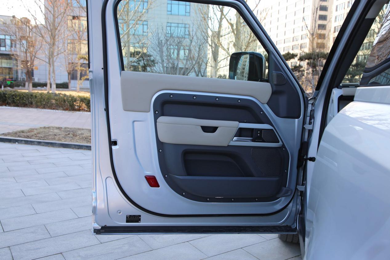 陈震试驾路虎卫士90,怎么优雅的上越野车