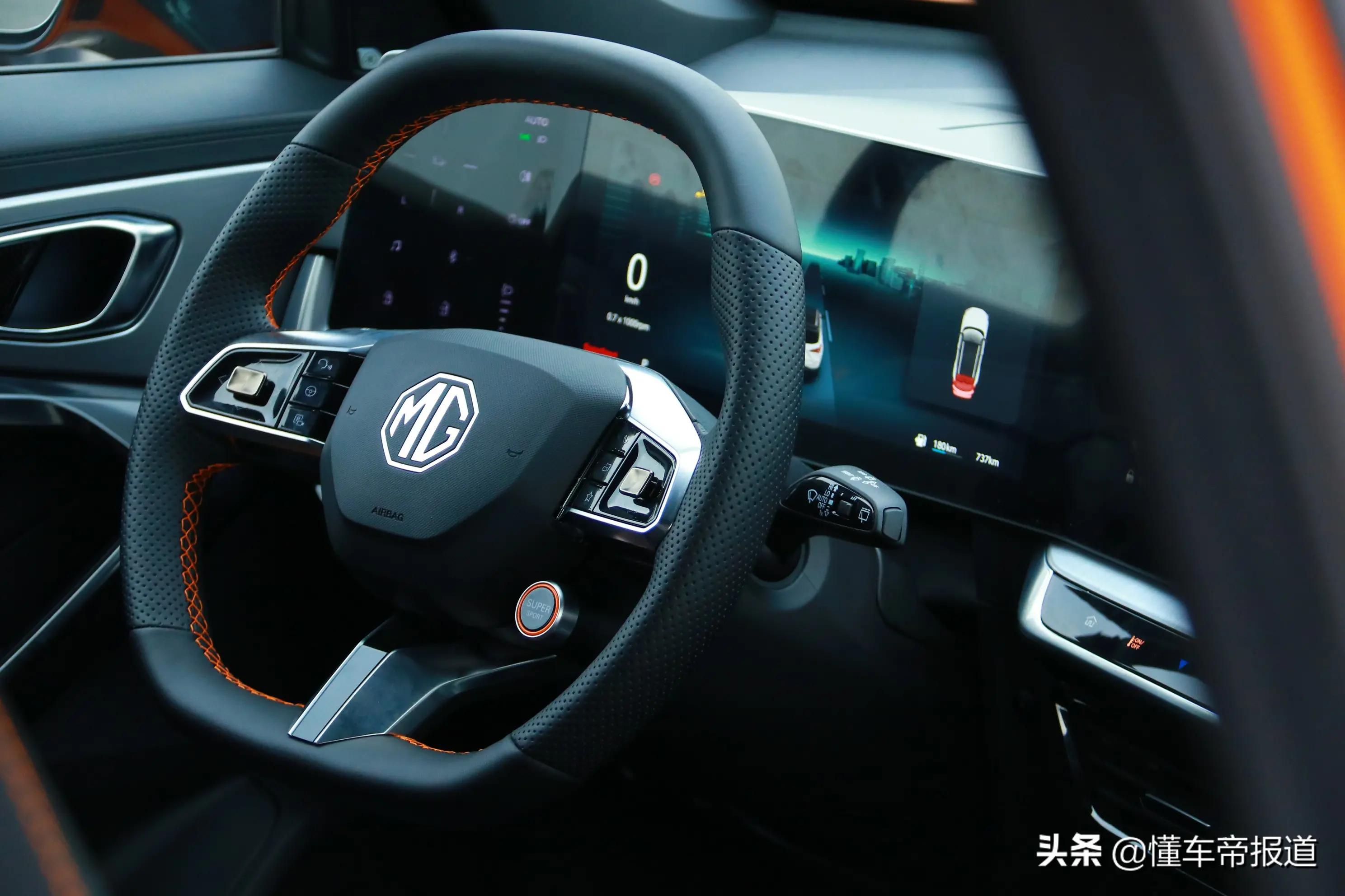 名爵MGone试驾,游刃有余场地试驾上汽名爵mgone