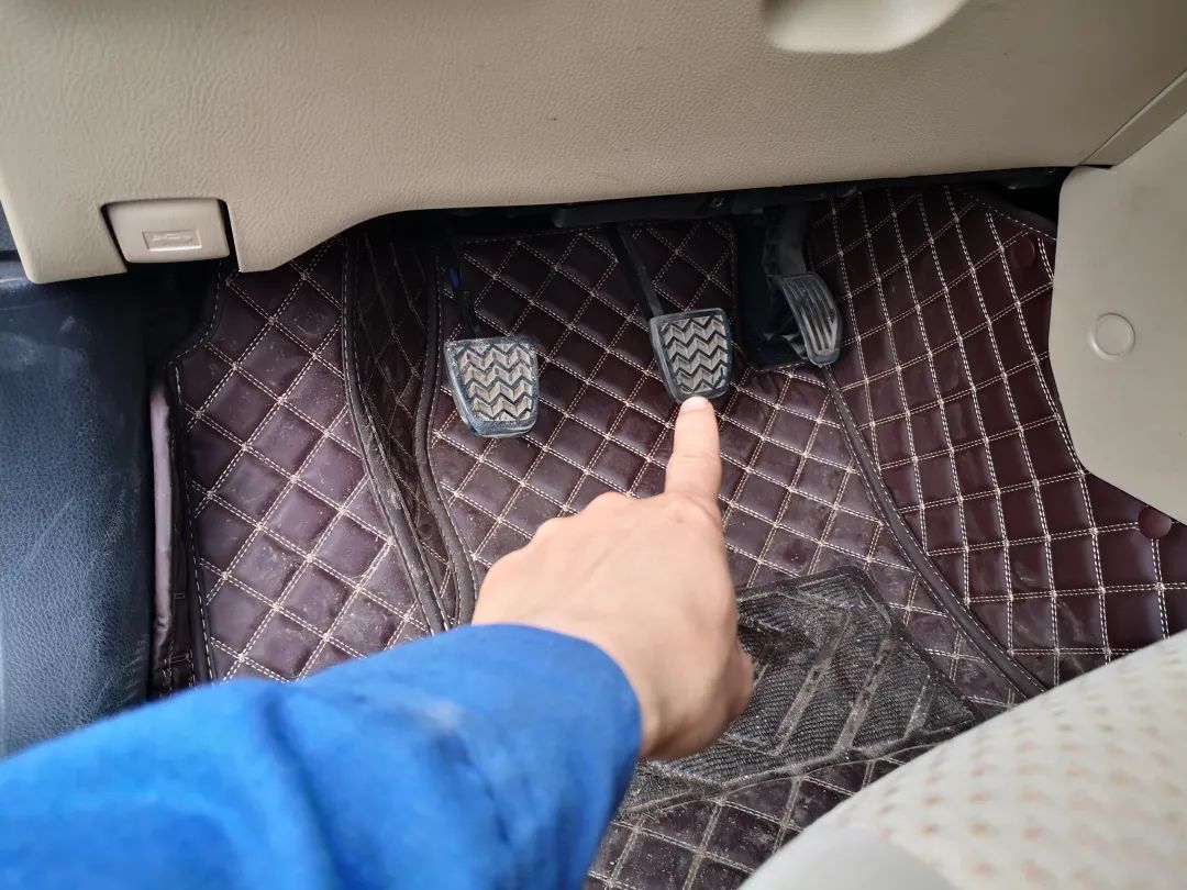 起步轰一脚油门好吗,起步轰油门怎么回事