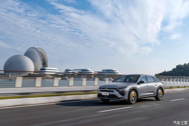 凡尔赛c5xfm版上市,凡尔赛c5x与途岳比较哪个好