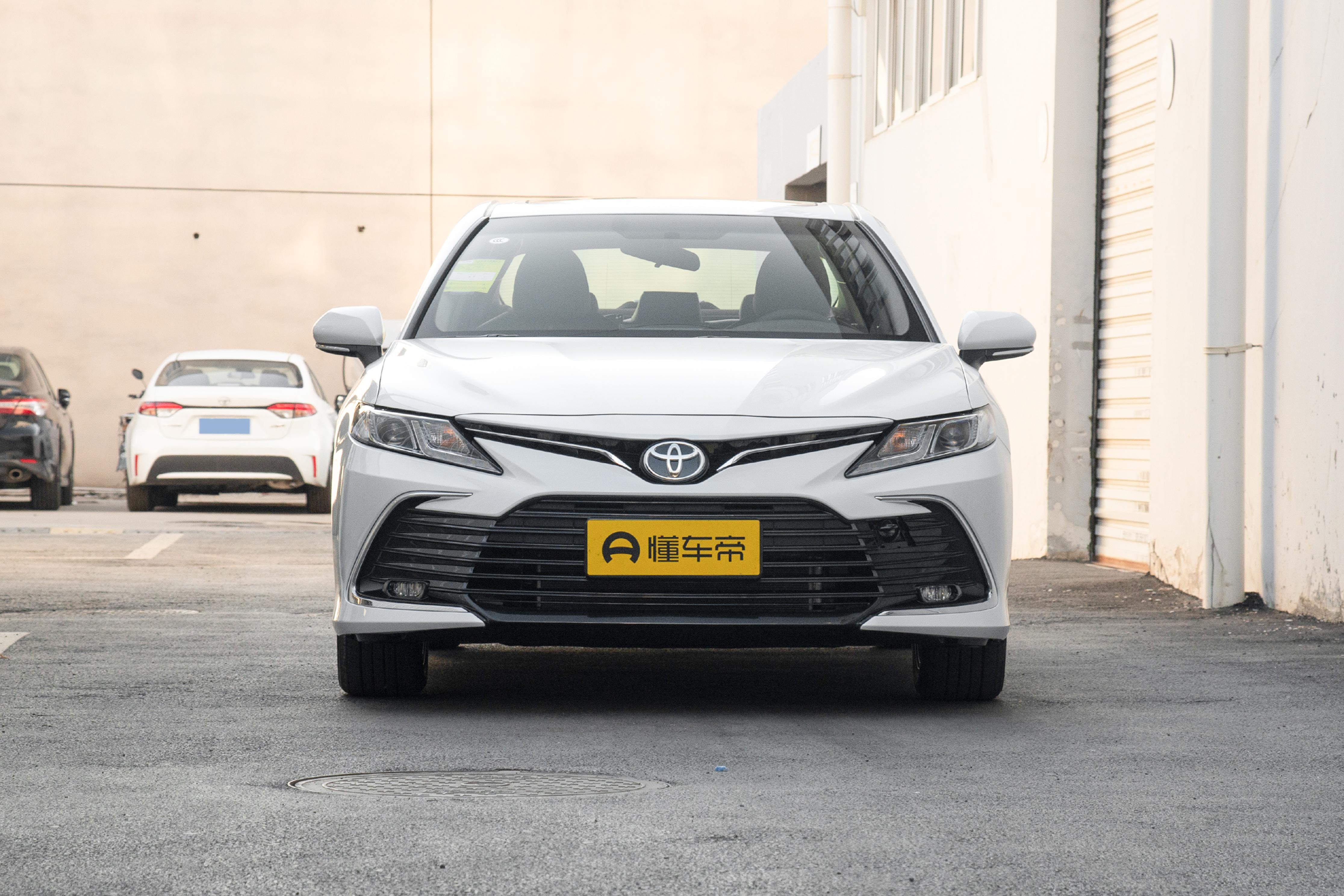 试驾丰田凯美瑞：配2.0L自吸发动机，NEDC综合油耗5.7L，值得入手