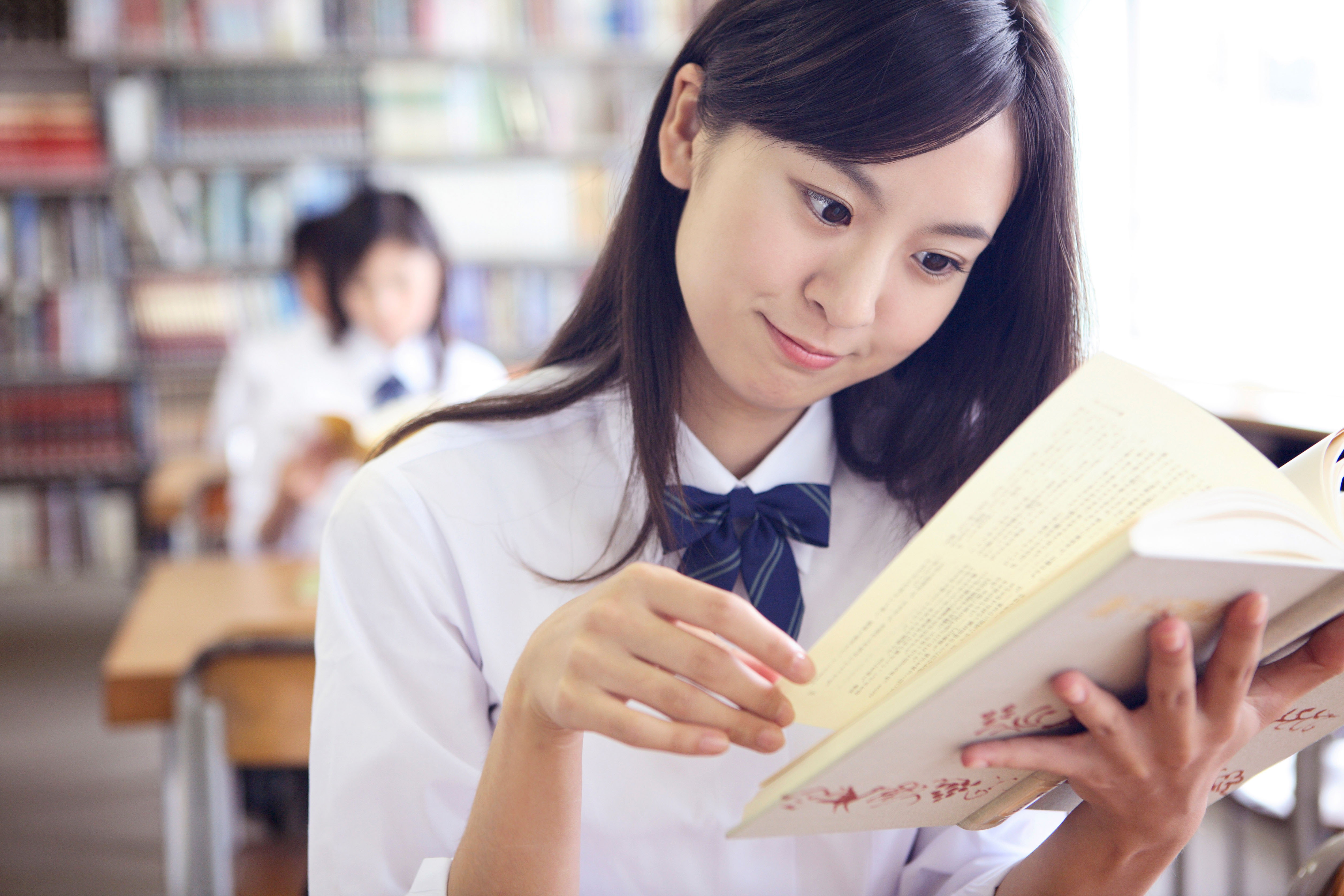 无法理解！男孩从监狱释放却不开心，回到家也不发一言