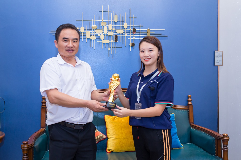 青神代理商冯琳：致力成为数一数二的路易诗兰专卖店