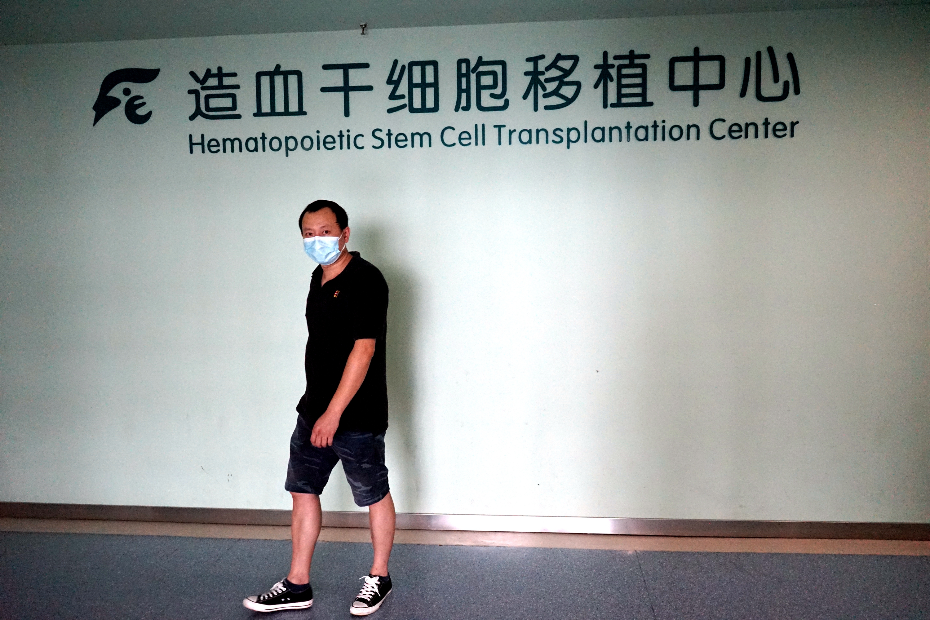 湖北4岁女孩生病致脸部毁容，需“割肉”治疗，爸爸门外放声大哭