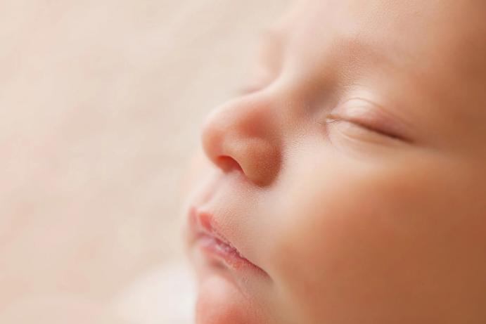 宝宝出月子之后总是哭怎么回事,出月子里的婴儿特别能睡正常吗