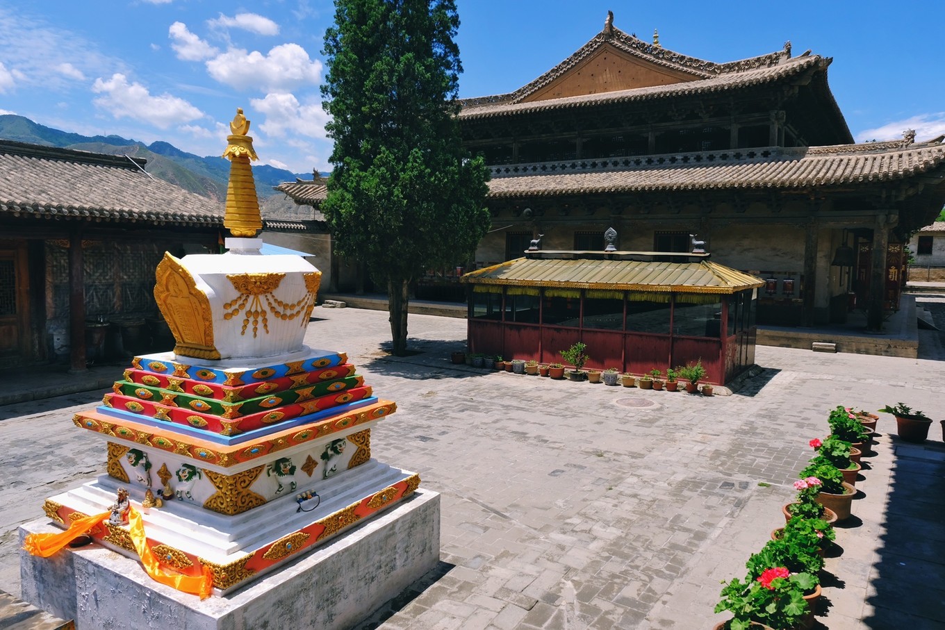 第一个看到的是鹰王殿，这是一座面阔三间的明代建筑