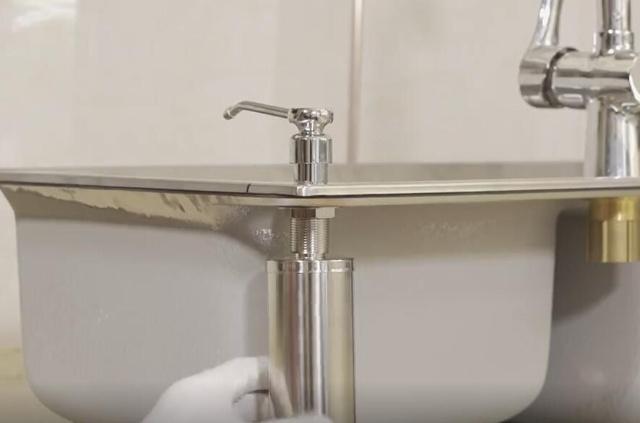 洗碗发现水槽边有个洞,洗碗水槽有小洞怎么修补