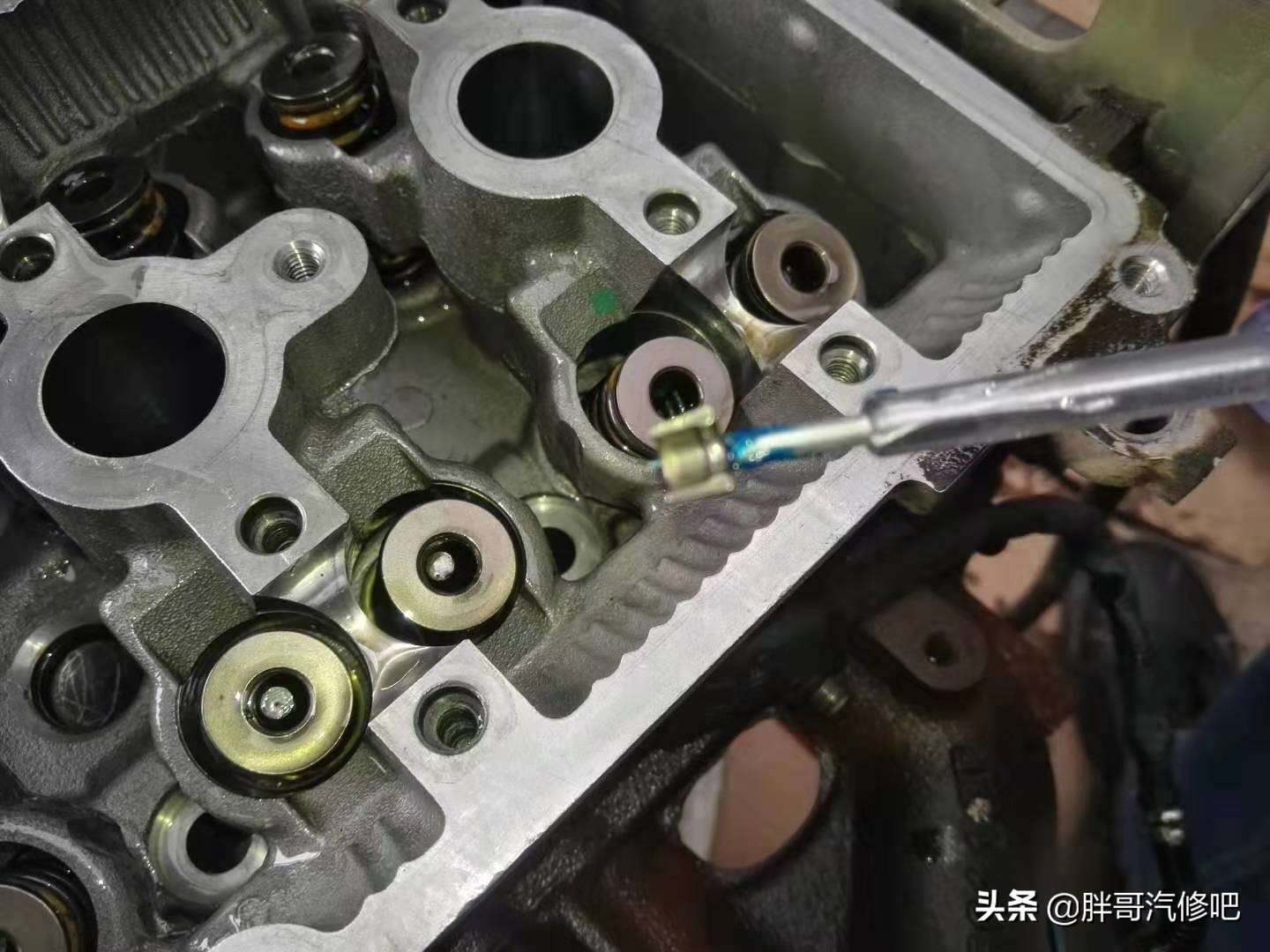 五菱宏光1.2机油少咋回事啊,五菱宏光1.2发动机机油孔在哪里