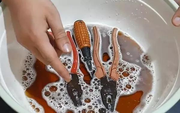 生锈的工具用醋泡有用吗,时间久了工具生锈怎么办