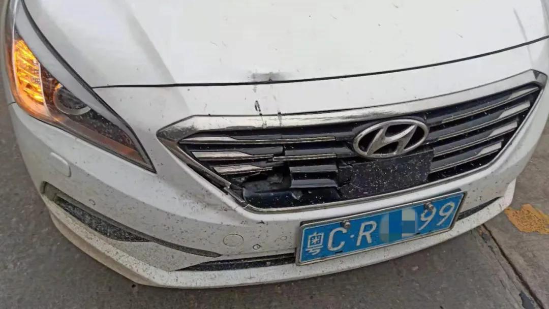 斗门8年驾龄老司机开宝马冲下鱼塘！河水即将淹没车顶，关键时刻死里逃生！