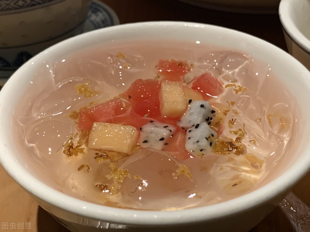 桂林穿着比凉粉还清凉的凉粉西施彻底火了，每天晚上整条街挤满人