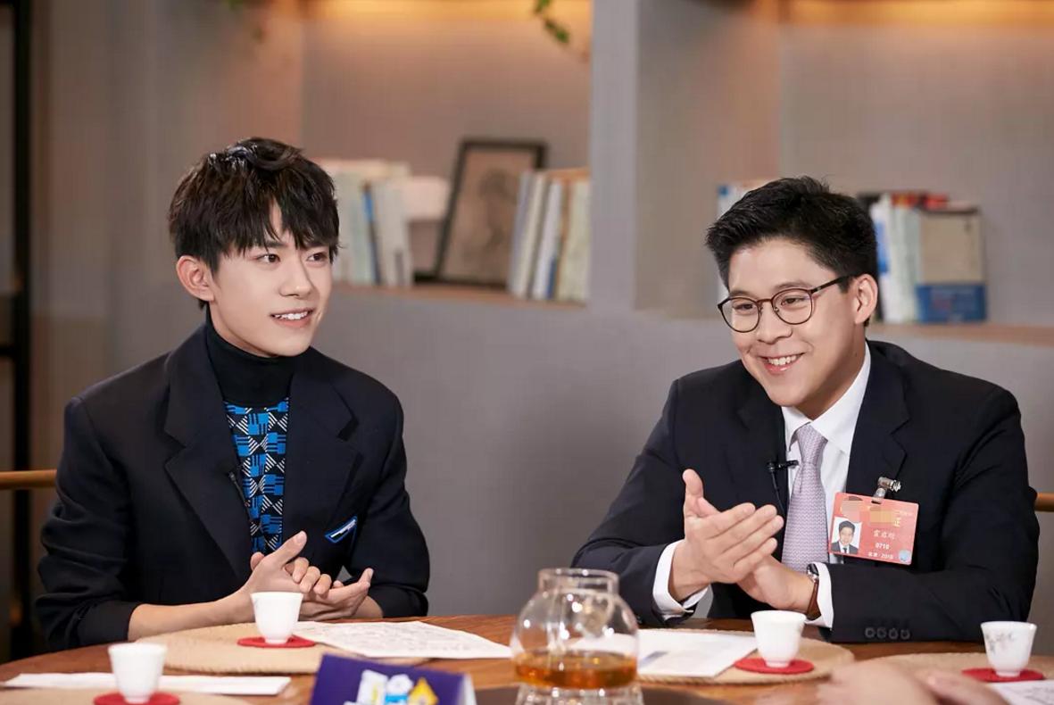 霍启刚背购物袋,霍启刚机场手捧郭晶晶的火炬