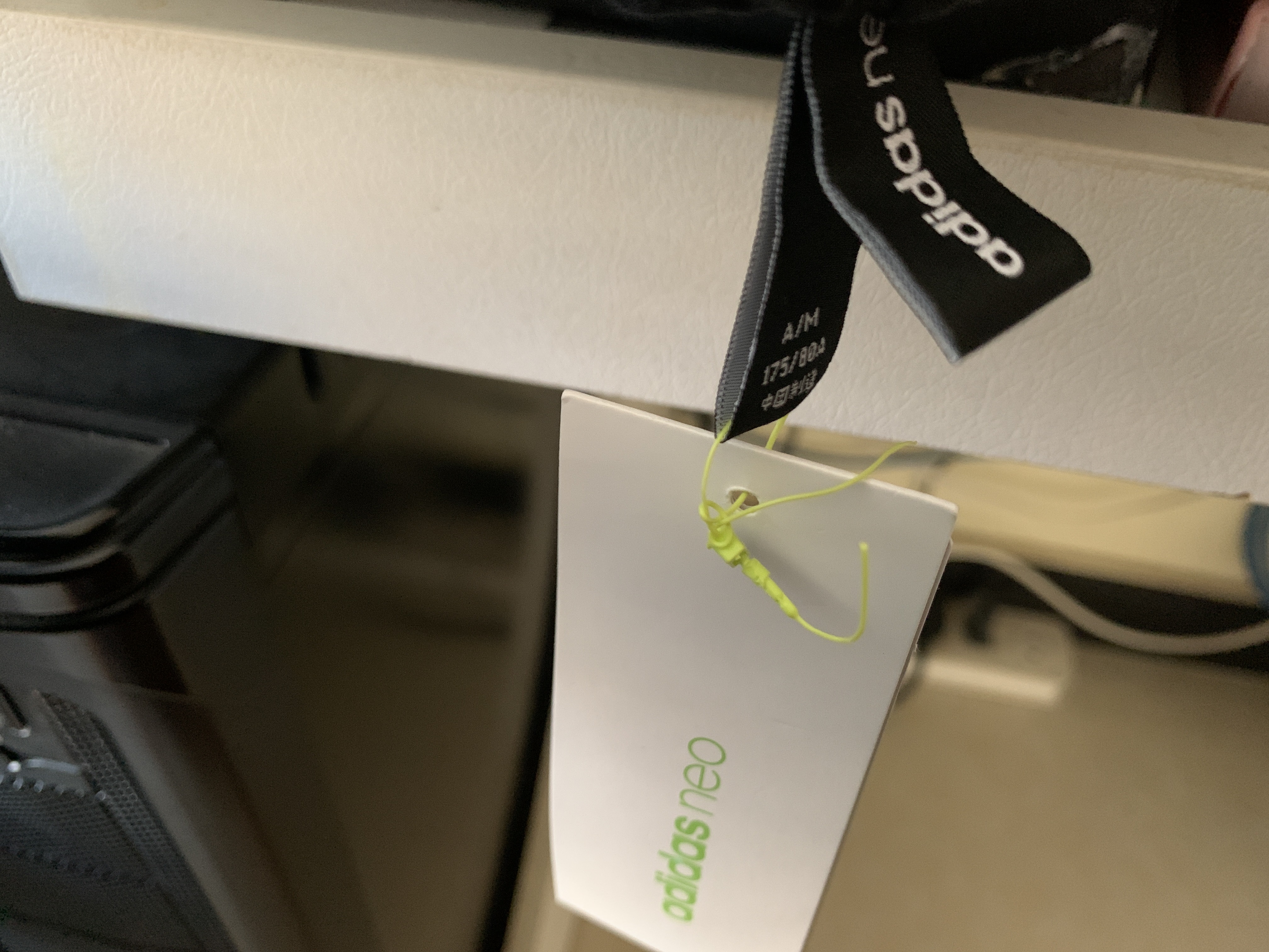 假如在双节期间，你买了一条阿迪达斯的裤子