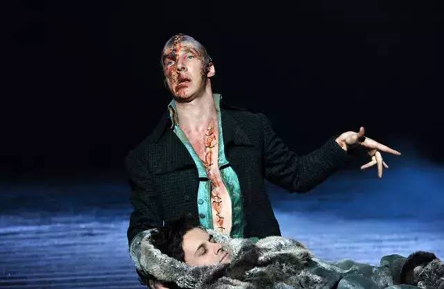 眼睛有三种颜色的长脸男人，这家伙真的什么都能演