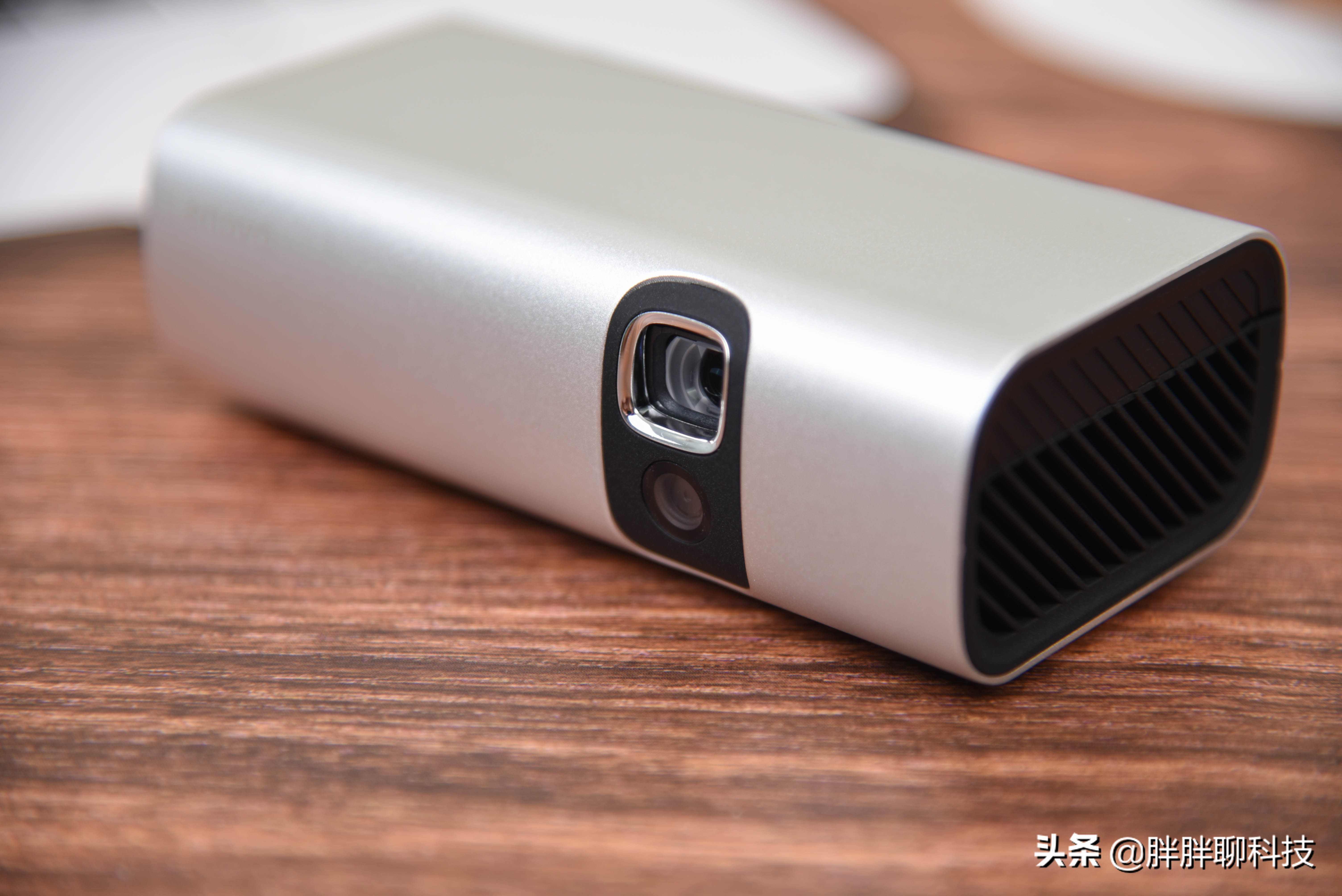 联想投影仪t200和l5哪个好用,联想投影仪t200价格