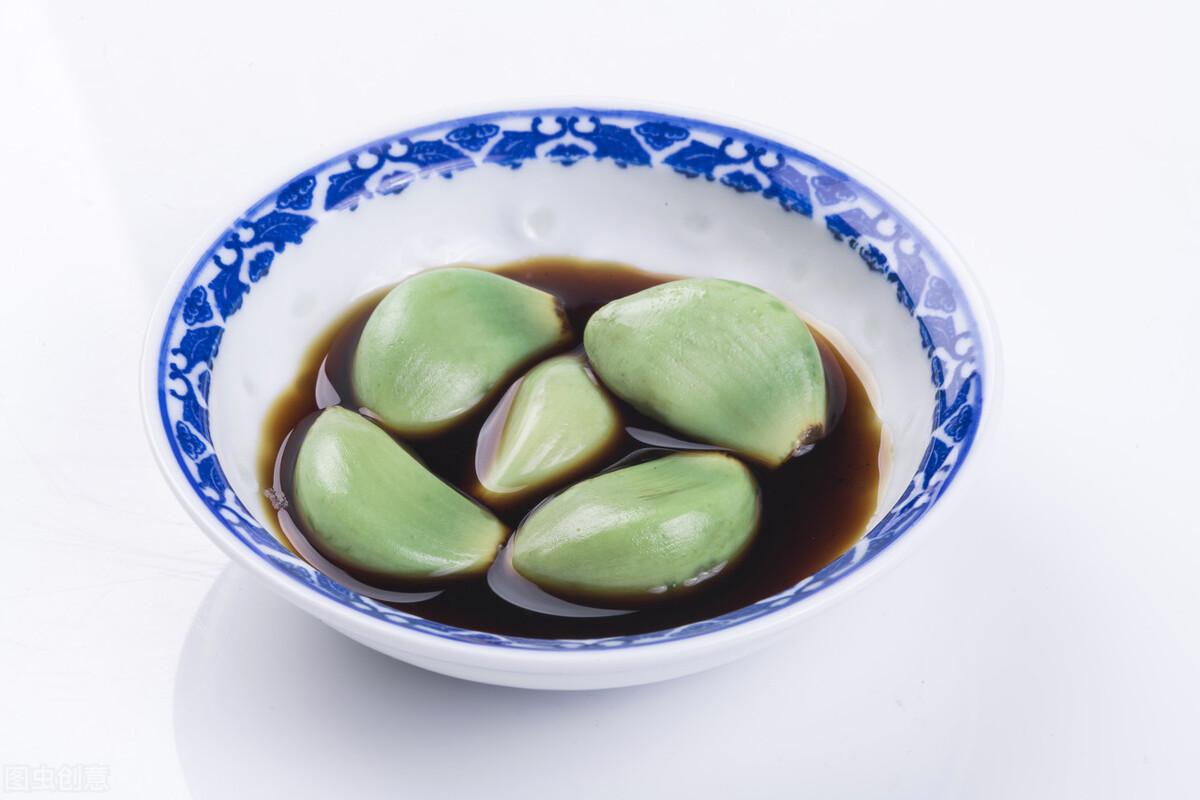 醋泡大蒜大蒜用生的好还是煮熟好,泡了大蒜的醋还能用来再泡大蒜吗