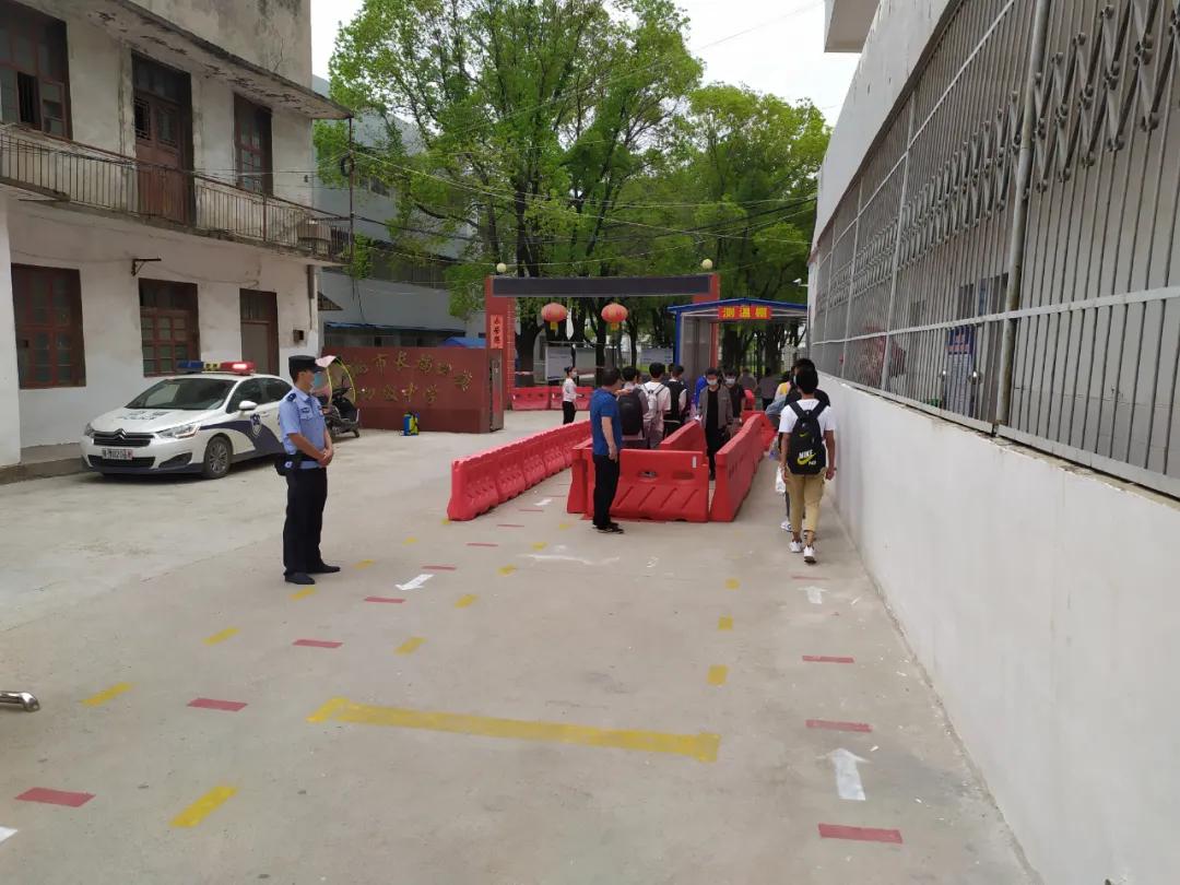 开学交警暖心护航,公安护航平安开学