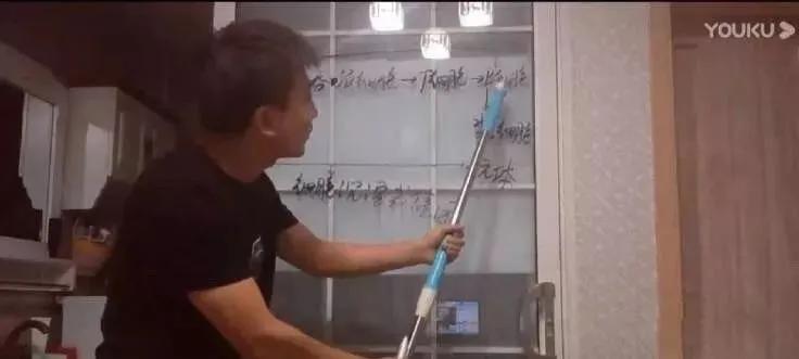 由于瘟情：老师变成了“主播”直播上网课、结果老师涉黄被封号！