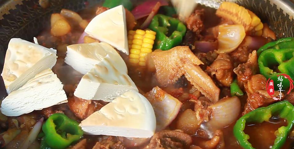 炒鸡肉要拿什么配菜混合才好吃呢,过年宴客鸡肉可以这样炒鲜香入味