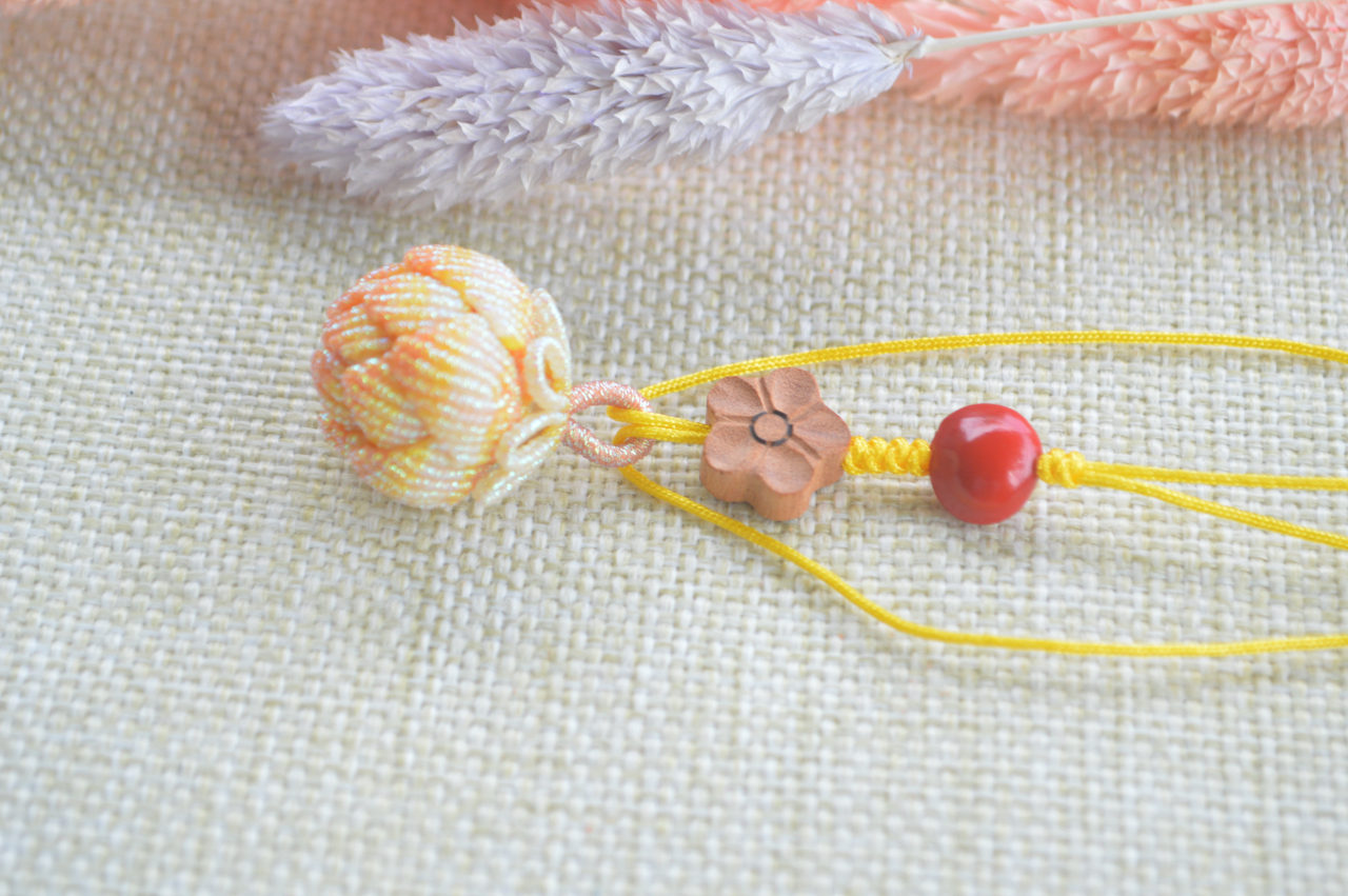 教大家编织一款手机链,手机链编织教程简单好看