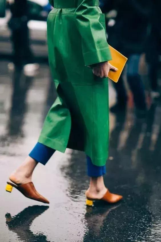 刘雯、倪妮不费力就很时髦原来是脚上的拖鞋太美了