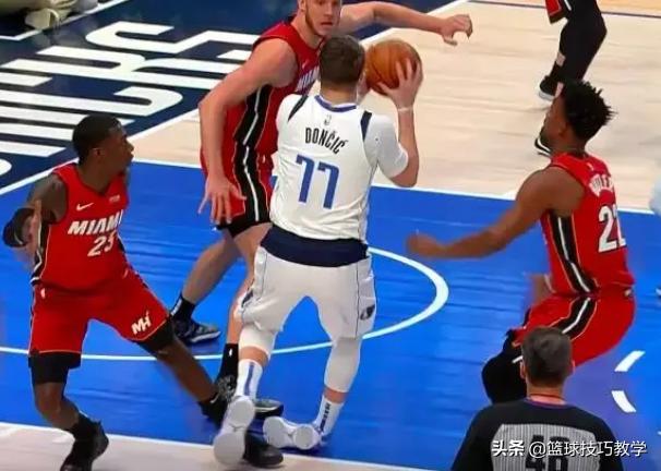 打球崴脚急救措施,打球崴脚了肿了怎么办