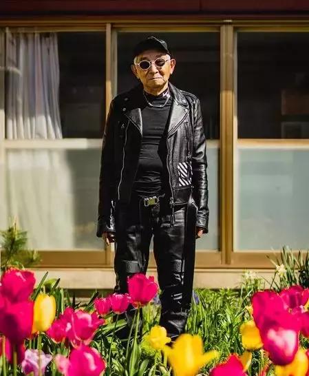 大爷一夜之间变成帅哥,农村大爷变型男