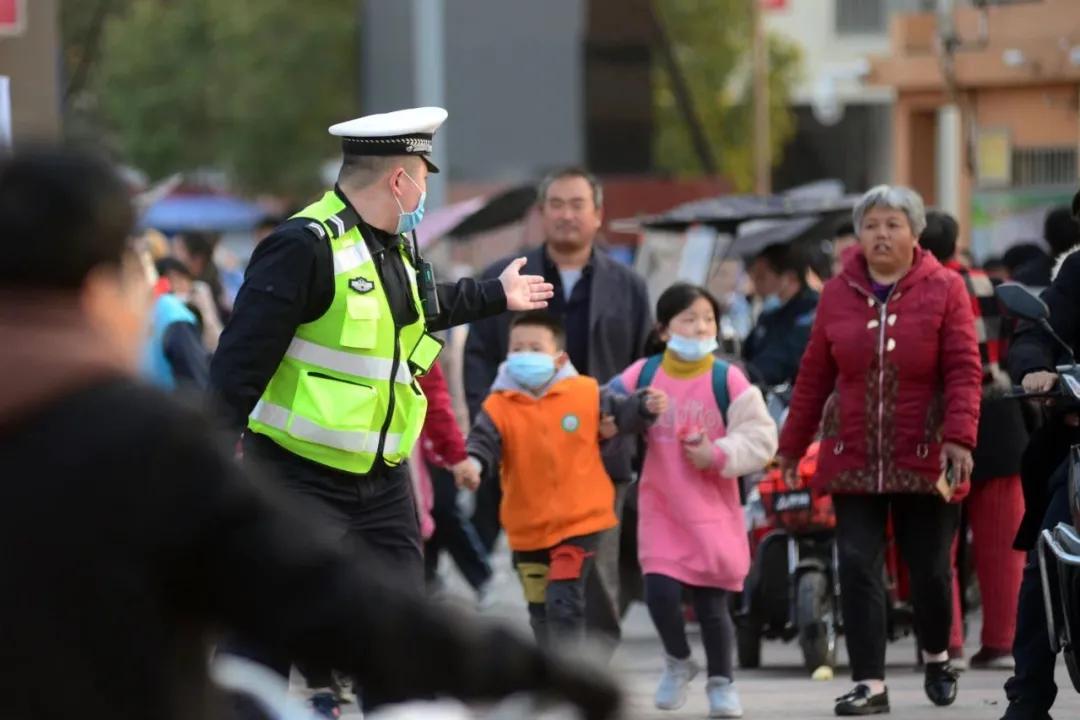 开学季百警坚守护学岗,开学季警察蜀黍温馨寄语