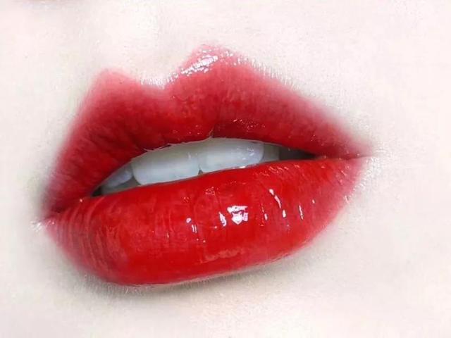 巩俐裸色口红亮相戛纳,巩俐白裙自带气场